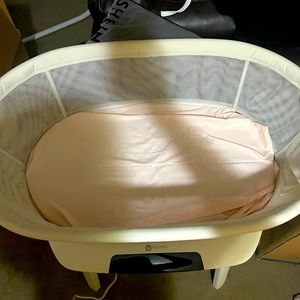 4 Moms Mamaroo Bassinet ! Used twice